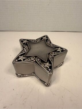 Things Remembered Silver
Star Trinket Box with Swarovski Crystals